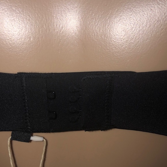 SKIMS Wireless Form Push-up Plunge Bra - Picture 4 of 7